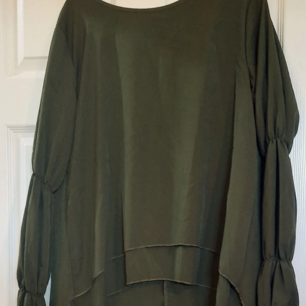 High/Low Top - Picture 1 of 3